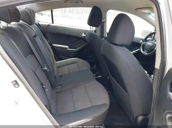 3KPFL4A72JE239403 2018 KIA FORTE - Image 8