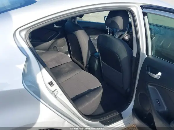 3KPFL4A72JE248196 2018 KIA FORTE - Image 8