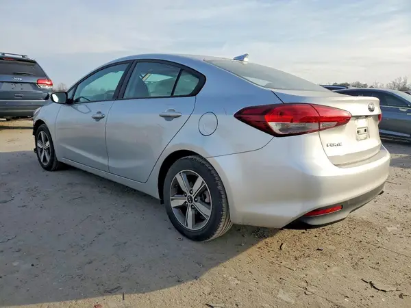 3KPFL4A72JE253396 2018 KIA FORTE - Image 2
