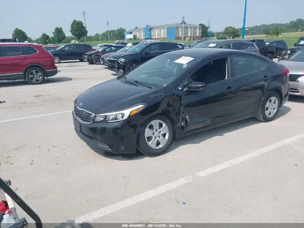 3KPFL4A72JE255424 2018 KIA FORTE - Image 2