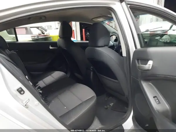 3KPFL4A72JE255763 2018 KIA FORTE - Image 8
