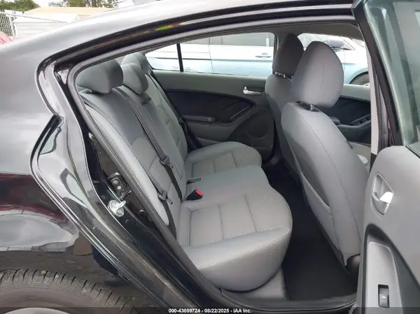 3KPFL4A72JE256251 2018 KIA FORTE - Image 8