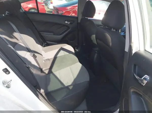 3KPFL4A72JE263121 2018 KIA FORTE - Image 8