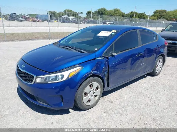 3KPFL4A72JE284700 2018 KIA FORTE - Image 2