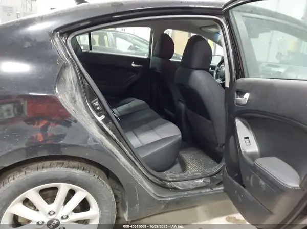 3KPFL4A73HE015146 2017 KIA FORTE - Image 8