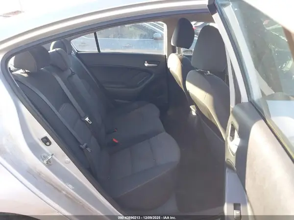 3KPFL4A73HE029984 2017 KIA FORTE - Image 8
