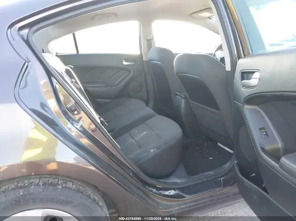 3KPFL4A73HE073922 2017 KIA FORTE - Image 8