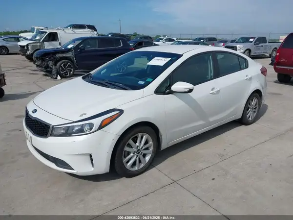 3KPFL4A73HE083270 2017 KIA FORTE - Image 2