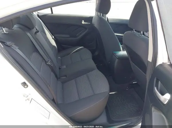 3KPFL4A73HE083270 2017 KIA FORTE - Image 8