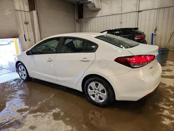 3KPFL4A73HE084564 2017 KIA FORTE - Image 2