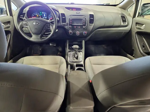 3KPFL4A73HE084564 2017 KIA FORTE - Image 8