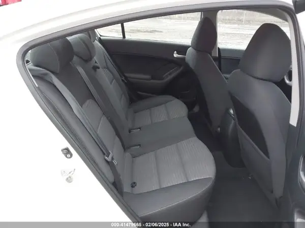 3KPFL4A73HE086086 2017 KIA FORTE - Image 8