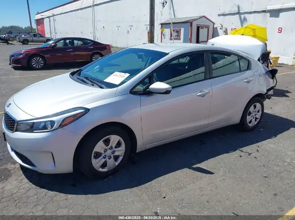 3KPFL4A73HE095242 2017 KIA FORTE - Image 2