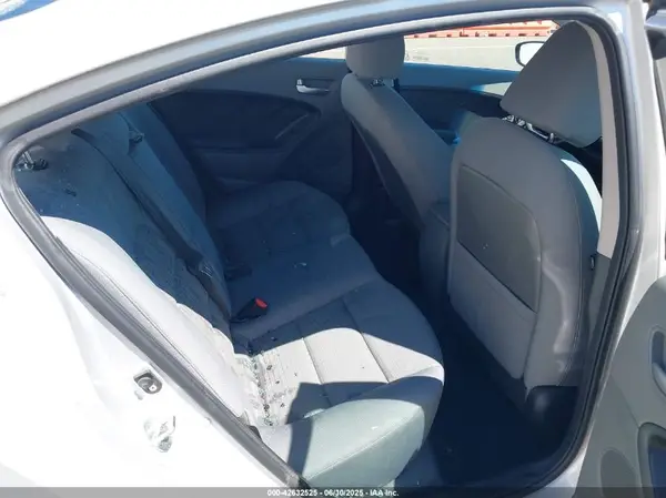 3KPFL4A73HE095242 2017 KIA FORTE - Image 8