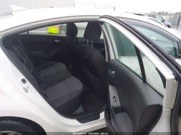 3KPFL4A73HE118440 2017 KIA FORTE - Image 8