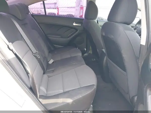 3KPFL4A73HE124738 2017 KIA FORTE - Image 8
