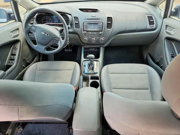 3KPFL4A73HE131138 2017 KIA FORTE - Image 8