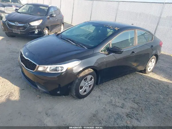 3KPFL4A73HE141118 2017 KIA FORTE - Image 2