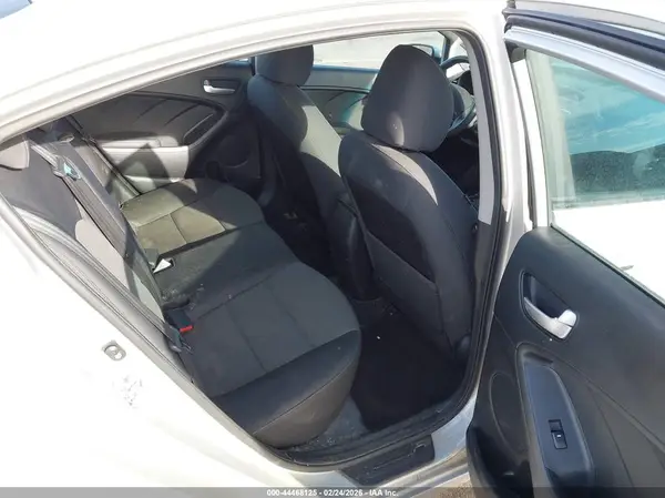 3KPFL4A73JE172200 2018 KIA FORTE - Image 8