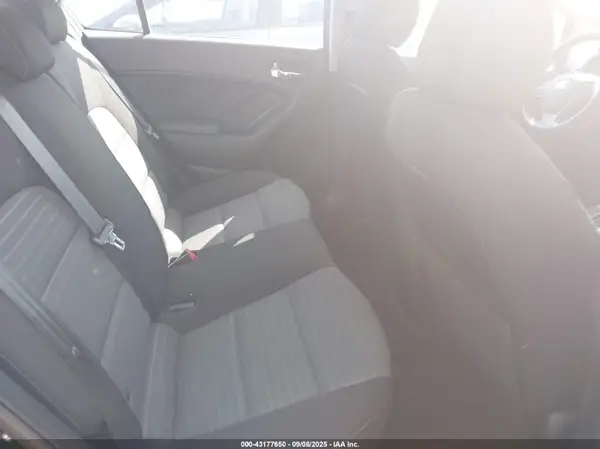 3KPFL4A73JE175422 2018 KIA FORTE - Image 8