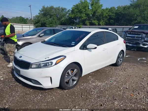 3KPFL4A73JE175999 2018 KIA FORTE - Image 2