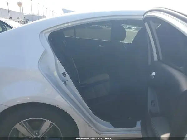 3KPFL4A73JE175999 2018 KIA FORTE - Image 8