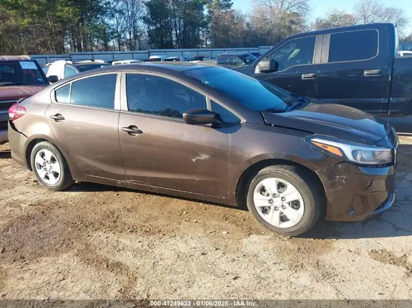 3KPFL4A73JE176196 2018 KIA FORTE - Image 1