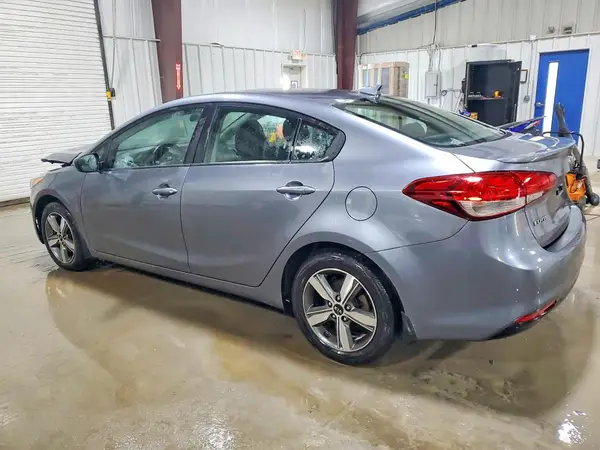 3KPFL4A73JE186825 2018 KIA FORTE - Image 2