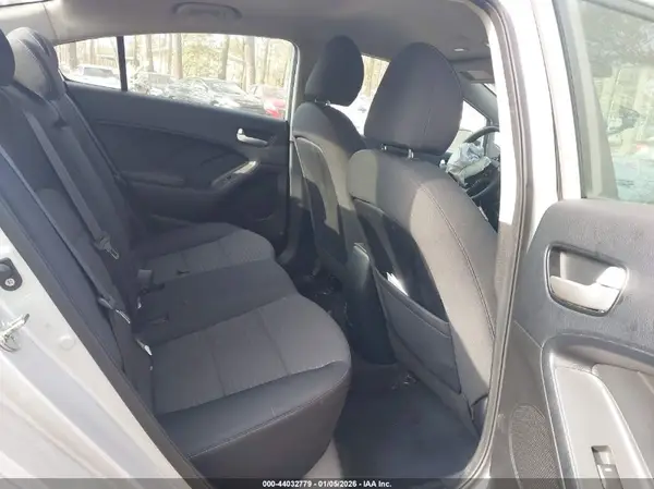 3KPFL4A73JE193029 2018 KIA FORTE - Image 8