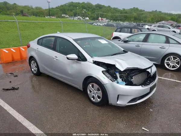 3KPFL4A73JE197064 2018 KIA FORTE - Image 1