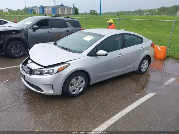 3KPFL4A73JE197064 2018 KIA FORTE - Image 2
