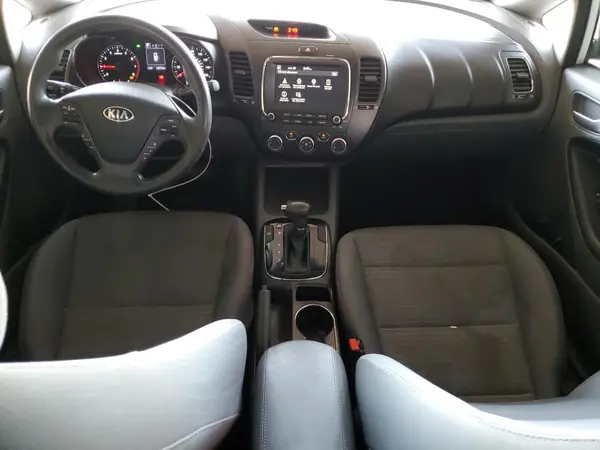 3KPFL4A73JE207415 2018 KIA FORTE - Image 8