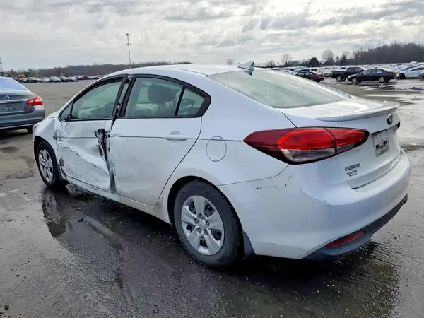 3KPFL4A73JE213375 2018 KIA FORTE - Image 2