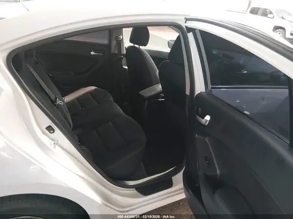 3KPFL4A73JE224702 2018 KIA FORTE - Image 8