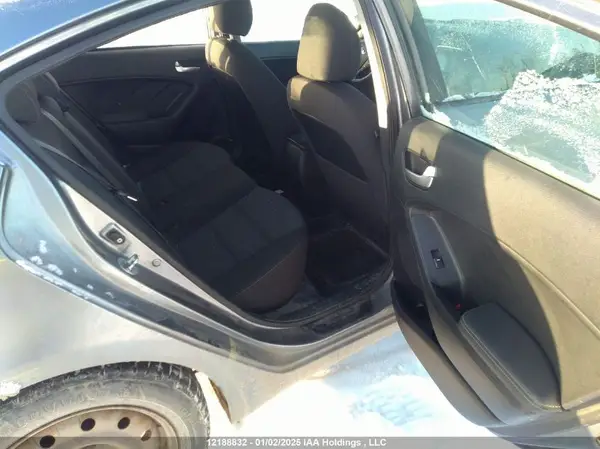 3KPFL4A73JE225025 2018 KIA FORTE - Image 8