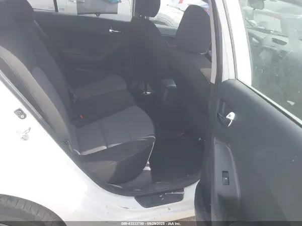 3KPFL4A73JE231200 2018 KIA FORTE - Image 8