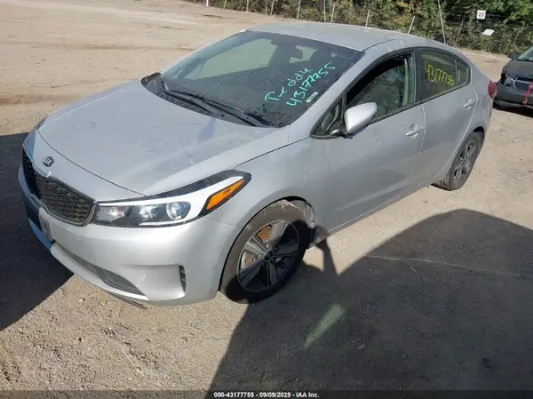 3KPFL4A73JE239524 2018 KIA FORTE - Image 2