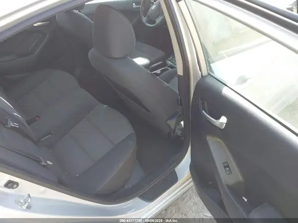 3KPFL4A73JE239524 2018 KIA FORTE - Image 8