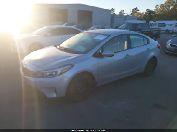 3KPFL4A73JE254119 2018 KIA FORTE - Image 2