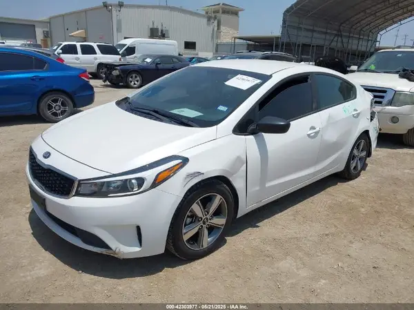 3KPFL4A73JE255688 2018 KIA FORTE - Image 2