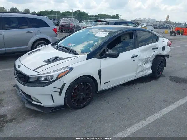 3KPFL4A73JE257215 2018 KIA FORTE - Image 2