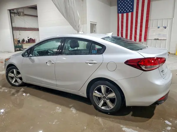 3KPFL4A73JE274824 2018 KIA FORTE - Image 2