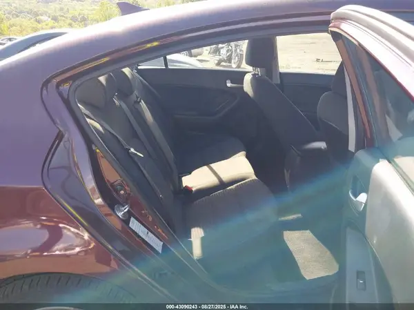 3KPFL4A74HE010098 2017 KIA FORTE - Image 8