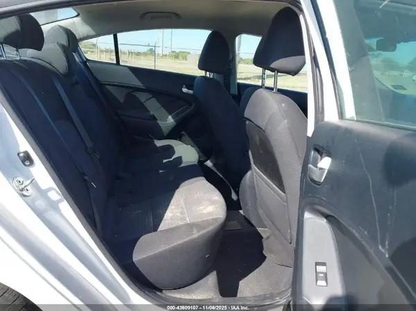 3KPFL4A74HE013437 2017 KIA FORTE - Image 8