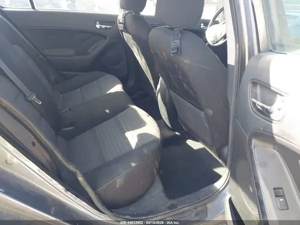 3KPFL4A74HE023403 2017 KIA FORTE - Image 8