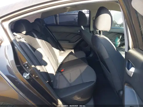 3KPFL4A74HE067076 2017 KIA FORTE - Image 8
