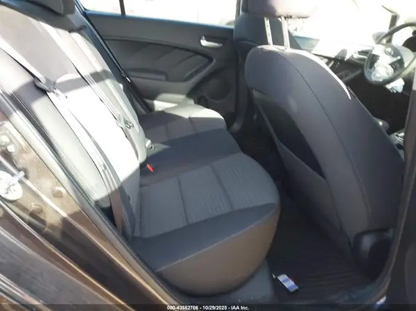 3KPFL4A74HE068647 2017 KIA FORTE - Image 8