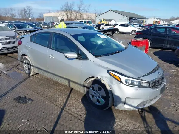 3KPFL4A74HE084945 2017 KIA FORTE - Image 1