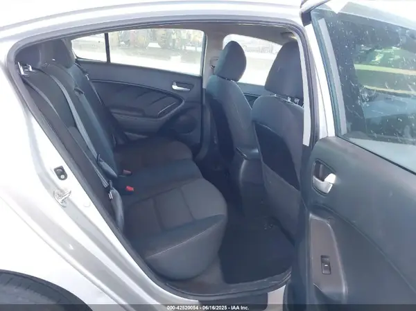 3KPFL4A74HE091975 2017 KIA FORTE - Image 8