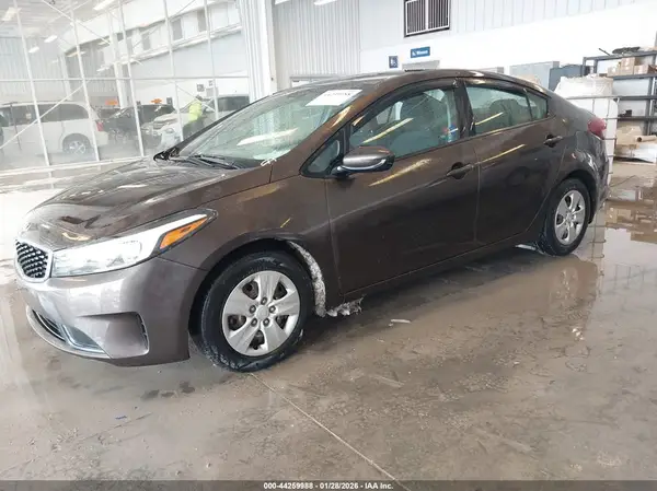 3KPFL4A74HE096464 2017 KIA FORTE - Image 2